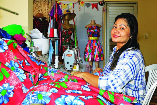 Ana Lobato é dona de um ateliê no bairro do Guamá e também faz roupas juninas FOTOS:  ANTONIO MELO