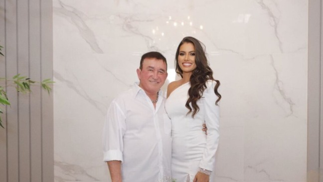 Amado Batista revela se ainda está casal com miss de 23 anos