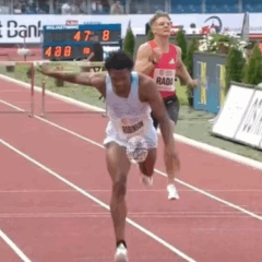 Durante a corrida, o atleta foi flagrado diversas vezes tentando ajustar o short, que não conseguiu conter completamente suas partes íntimas.