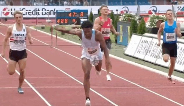Durante a corrida, o atleta foi flagrado diversas vezes tentando ajustar o short, que não conseguiu conter completamente suas partes íntimas.