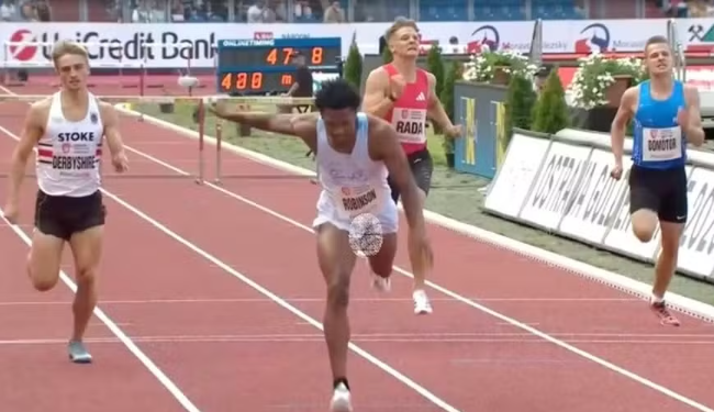 Durante a corrida, o atleta foi flagrado diversas vezes tentando ajustar o short, que não conseguiu conter completamente suas partes íntimas.