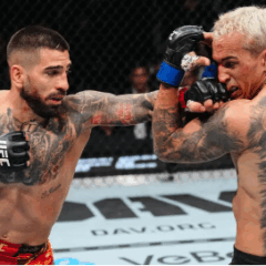 Ilia Topuria golpeia Charles Oliveira na luta principal do UFC 317. (Foto por Jeff Bottari/Zuffa LLC)