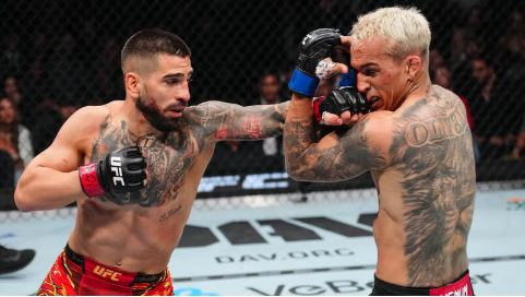 Ilia Topuria golpeia Charles Oliveira na luta principal do UFC 317. (Foto por Jeff Bottari/Zuffa LLC)