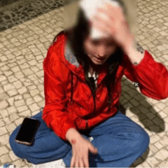 Uma mulher brasileira diz ter sido atingida na cabeça por uma pedra arremessada de uma janela na cidade do Porto, em Portugal.