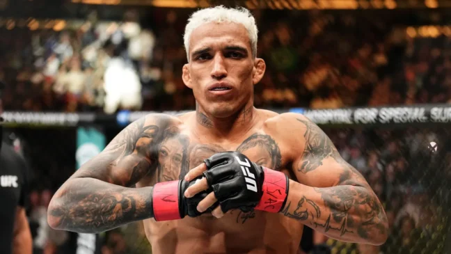 Após uma vitória dominante na revanche contra Michael Chandler no UFC 309, Charles do Bronx está de volta ao octógono com sede de título.