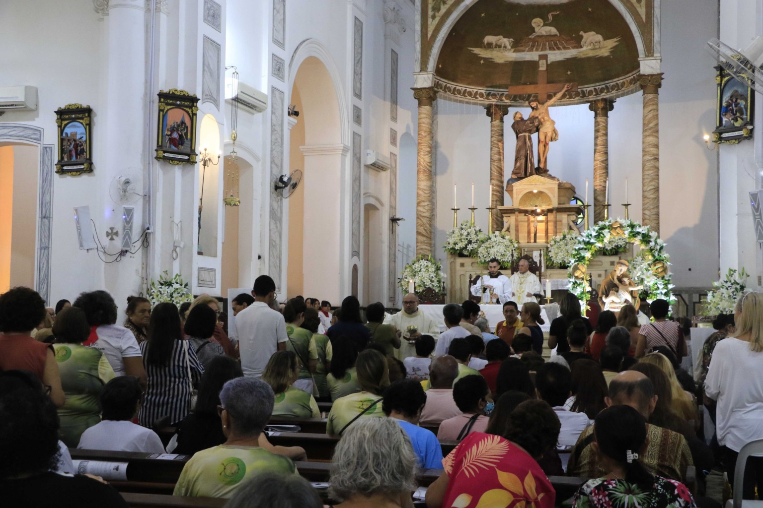 Após a celebração da missa, às 7h, uma procissão seguiu pelas ruas com a imagem do santo casamenteiro, padroeiro do matrimônio e protetor dos pobres e dos doentes. Fotos: Antonio Melo