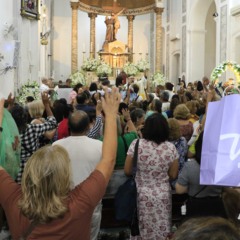 Após a celebração da missa, às 7h, uma procissão seguiu pelas ruas com a imagem do santo casamenteiro, padroeiro do matrimônio e protetor dos pobres e dos doentes. Fotos: Antonio Melo
