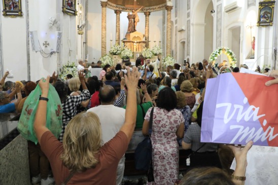 Após a celebração da missa, às 7h, uma procissão seguiu pelas ruas com a imagem do santo casamenteiro, padroeiro do matrimônio e protetor dos pobres e dos doentes. Fotos: Antonio Melo