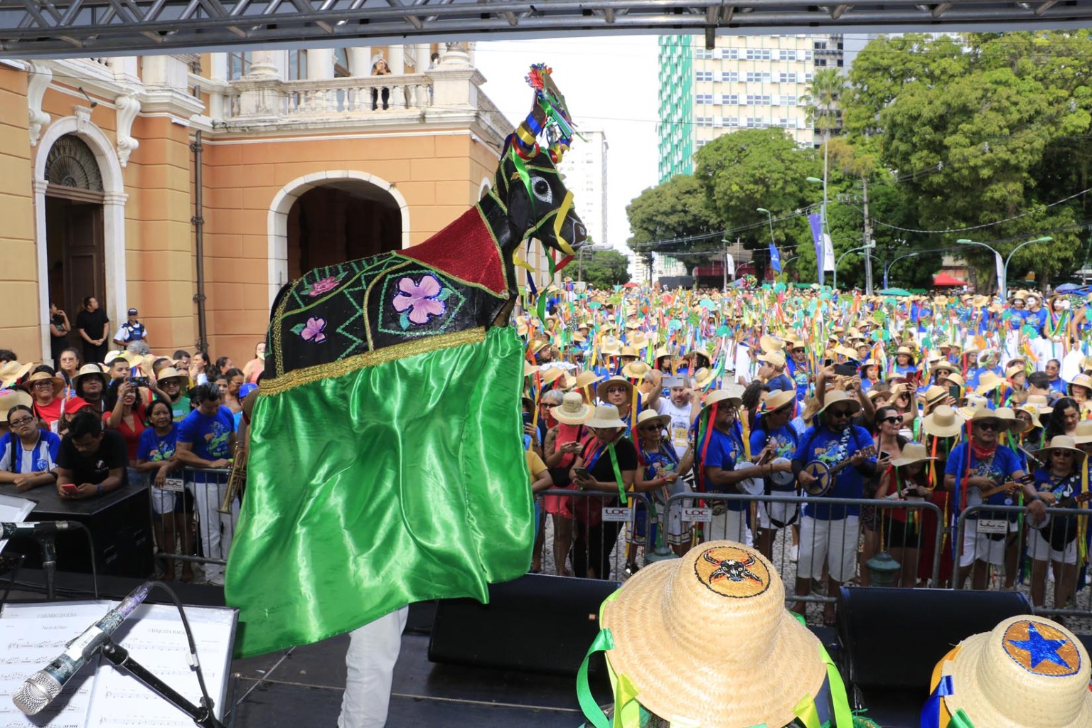 Neste domingo, 22, aconteceu o segundo Arrastão do Pavulagem de 2025, que percorreu as ruas de Belém na segunda semana de eventos. Fotos: Antonio Melo