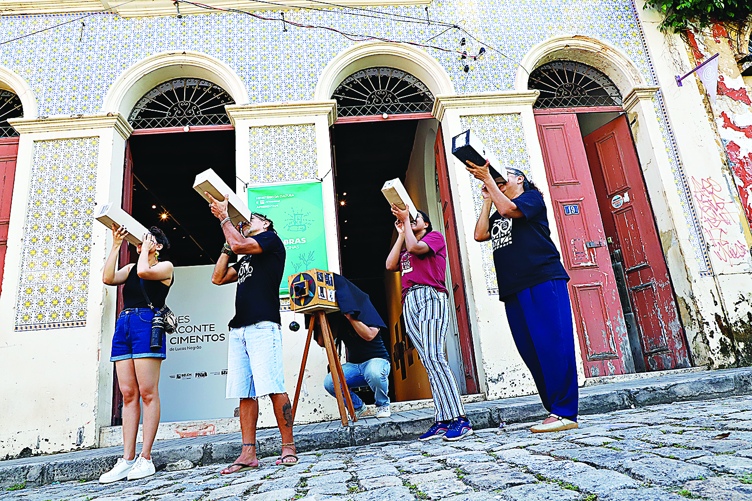 Oficina aproximou o público do universo da fotografia, com a construção de uma câmera escura FOTO: celso rodrigues