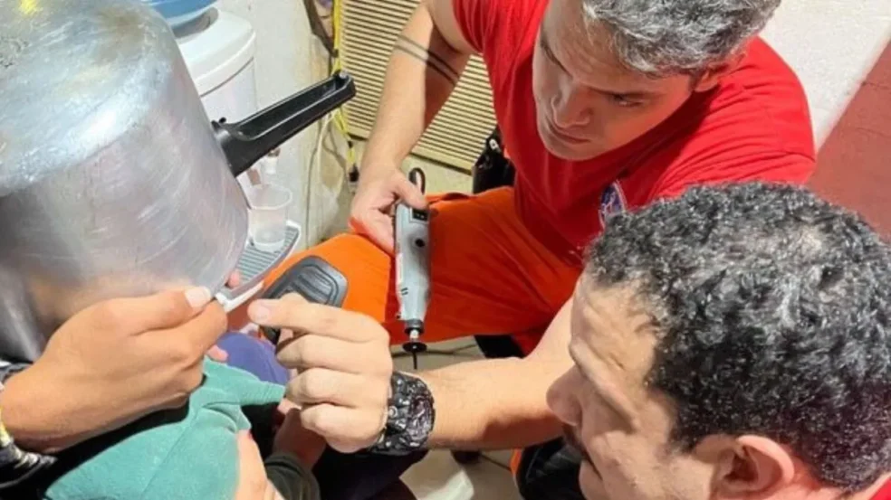 A avó de uma criança de dois anos procurou o Corpo de Bombeiros na última terça-feira (17) porque o neto ficou com a cabeça presa em uma panela de pressão