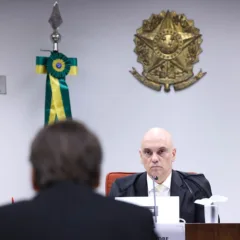 O ex-presidente Jair Bolsonaro (PL) brincou com o ministro do STF Alexandre de Moraes durante o depoimento que presta na tarde desta terça-feira (10)