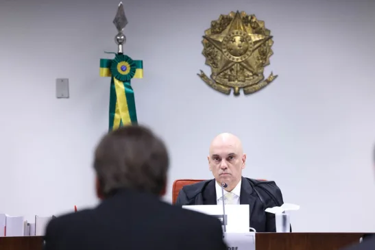 O ex-presidente Jair Bolsonaro (PL) brincou com o ministro do STF Alexandre de Moraes durante o depoimento que presta na tarde desta terça-feira (10)