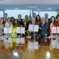 O presidente Luiz Inácio Lula da Silva sancionou nesta terça-feira um projeto de lei que amplia para 30% a cota de vagas para negros, indígenas e quilombolas