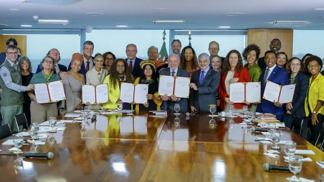 O presidente Luiz Inácio Lula da Silva sancionou nesta terça-feira um projeto de lei que amplia para 30% a cota de vagas para negros, indígenas e quilombolas