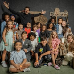 Sergio Guizé, Larissa Manoela e elenco infantil.