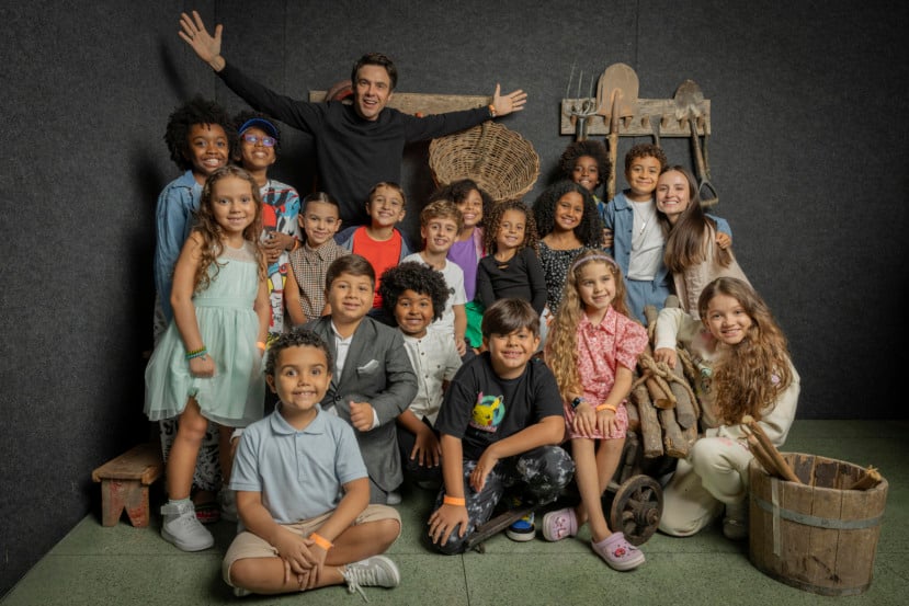 Sergio Guizé, Larissa Manoela e elenco infantil.