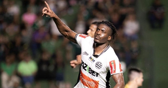 O time mineiro bateu o Goiás fora de casa.
