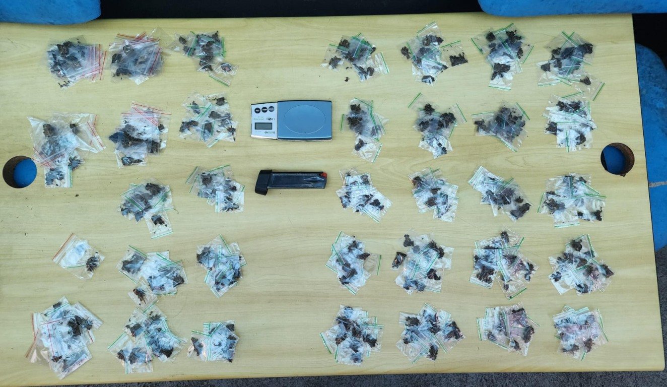 "Influencer" é flagrada com drogas e carregador de pistola em operação no Aurá