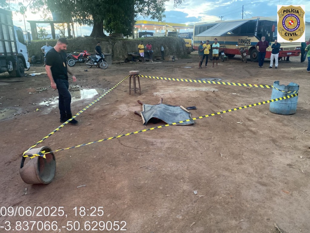 Um desentendimento aparentemente motivado por brincadeiras de mau gosto terminou em tragédia na noite de terça-feira (10), na BR-230, zona urbana de Pacajá Um desentendimento aparentemente motivado por brincadeiras de mau gosto terminou em tragédia na noite de terça-feira (10), na BR-230, zona urbana de Pacajá