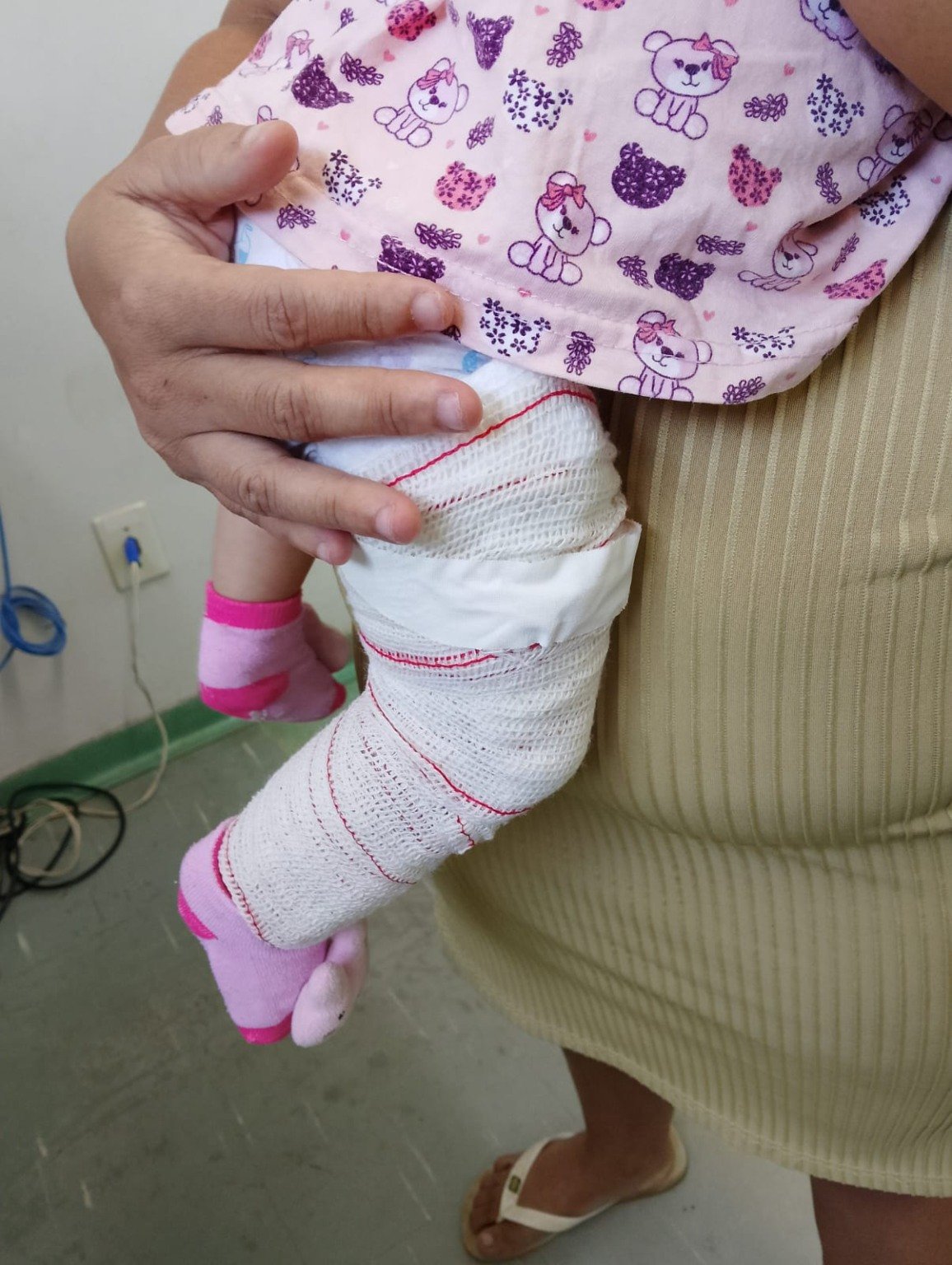 Sob efeito de drogas, homem comete violência brutal contra mulher e bebê