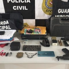 As diligências foram realizadas em dois endereços localizados nas Ruas 7 e 8, no distrito de Quatro Bocas, onde funcionariam, respectivamente, um escritório informal e a residência do investigado.