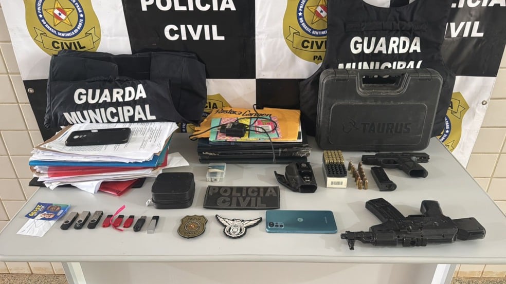 As diligências foram realizadas em dois endereços localizados nas Ruas 7 e 8, no distrito de Quatro Bocas, onde funcionariam, respectivamente, um escritório informal e a residência do investigado.