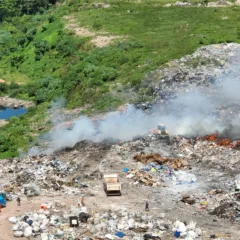 Um incêndio de grandes proporções em uma área de mata próxima ao Aterro do Aurá é apontado como a causa da densa fumaça que cobriu Belém