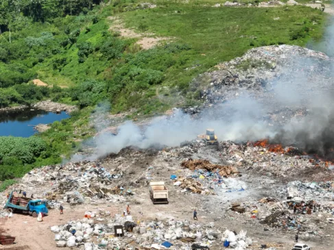 Um incêndio de grandes proporções em uma área de mata próxima ao Aterro do Aurá é apontado como a causa da densa fumaça que cobriu Belém