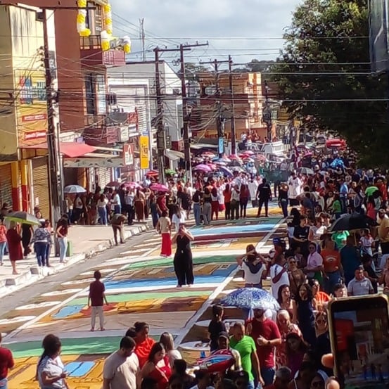 Há 49 anos, a cidade de Capanema, no nordeste do Pará, transforma suas ruas em verdadeiros corredores de fé, arte e tradição durante a celebração de Corpus Christi