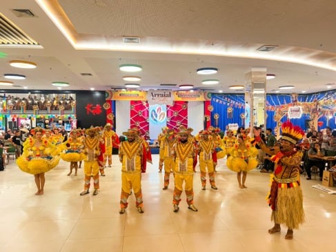 Barraca de comidas típicas, apresentações musicais e quadrilhas juninas deixam a temporada mais divertida.