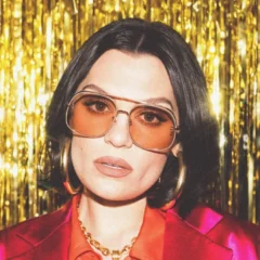 A cantora britânica Jessie J, de 37 anos, emocionou fãs e público ao anunciar que irá se afastar dos palcos para iniciar o tratamento contra um câncer de mama