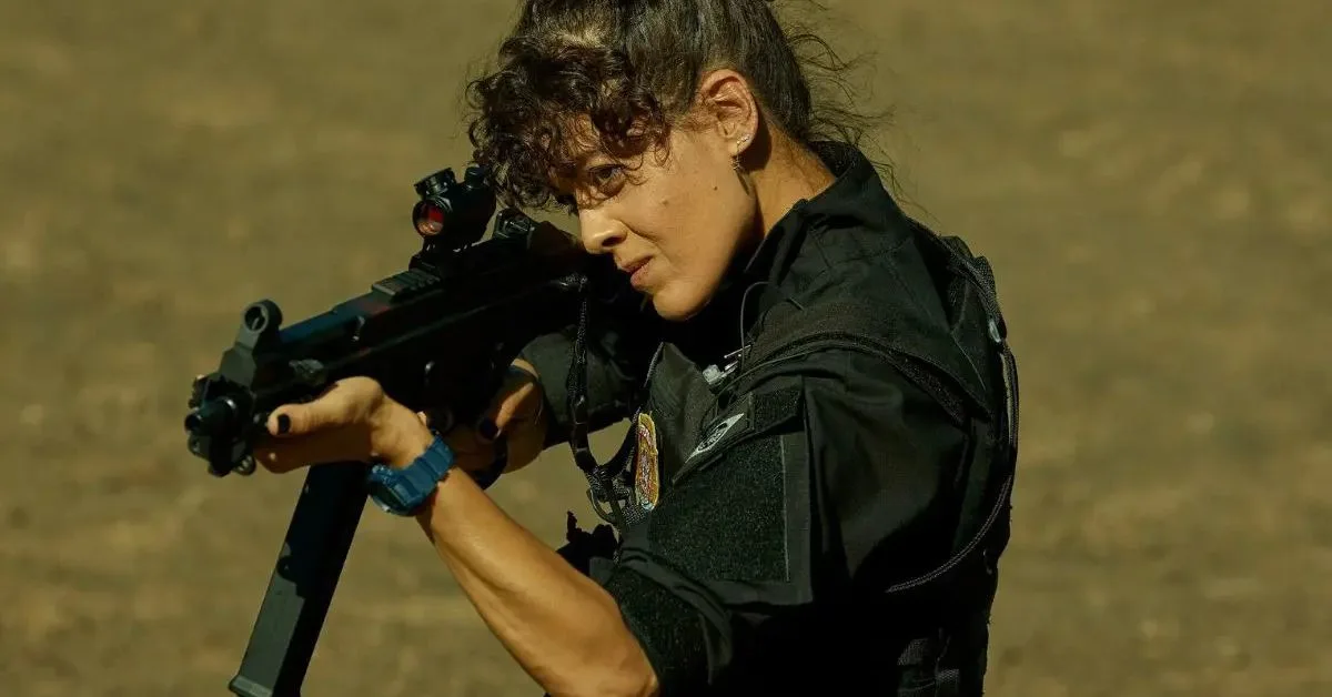 A agente federal Suellen (Maeve Jinkings) em cena de DNA do Crime