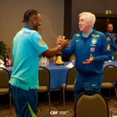Vinicius Jr. e Carlo Ancelotti se cumprimentam em hotel em São Paulo Créditos: Rafael Ribeiro/CBF