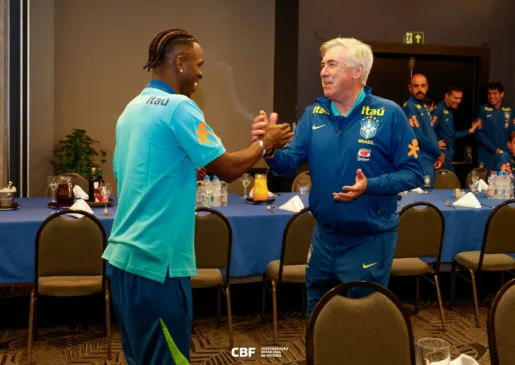 Vinicius Jr. e Carlo Ancelotti se cumprimentam em hotel em São Paulo Créditos: Rafael Ribeiro/CBF
