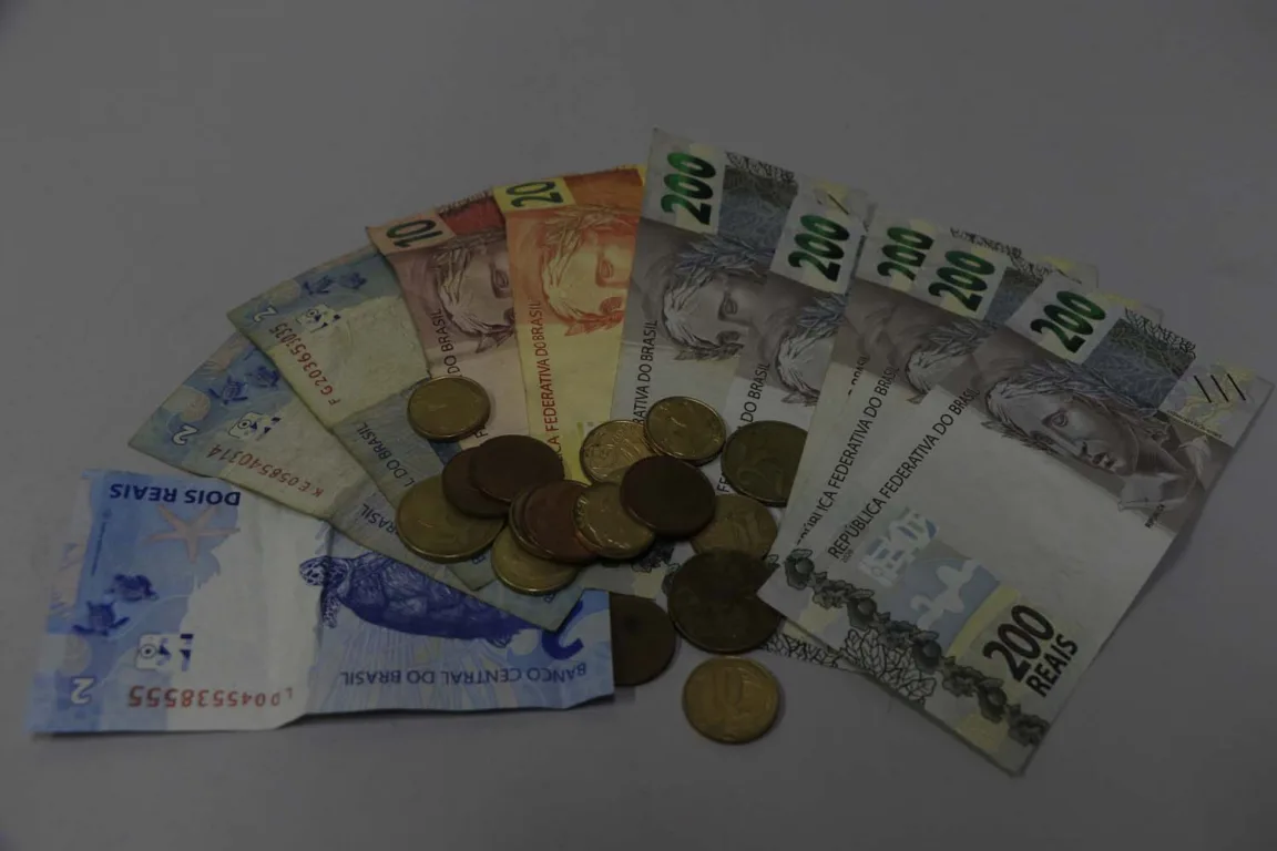 A liberação do abono salarial PIS/Pasep 2025 está em andamento, com a próxima rodada de pagamentos marcada para o dia 16 de junho
