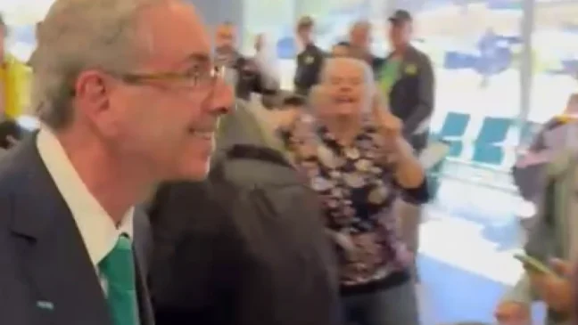 O ex-deputado federal Eduardo Cunha foi vaiado nesta quinta-feira (26) ao desembarcar no Aeroporto Internacional de Belo Horizonte, em Confins (MG)