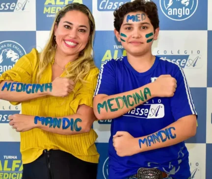 Mãe e filho de 13 anos são aprovados juntos em vestibular de medicina