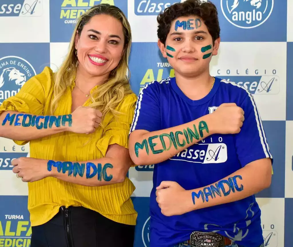 Mãe e filho de 13 anos são aprovados juntos em vestibular de medicina