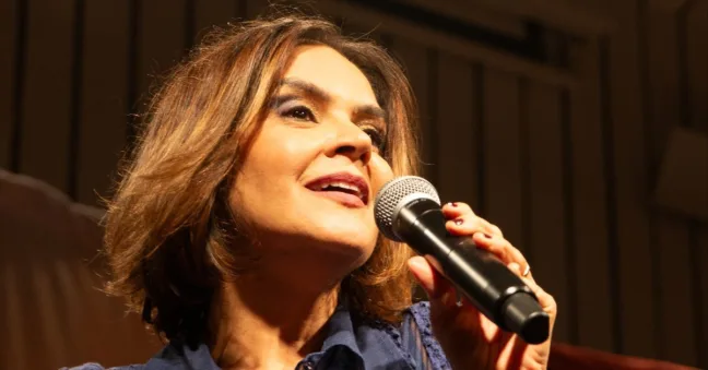Ela é goiana e aproveitou os shows para apresentar músicas regionais, do Brasil Central, além de clássicos da Música Popular Brasileira