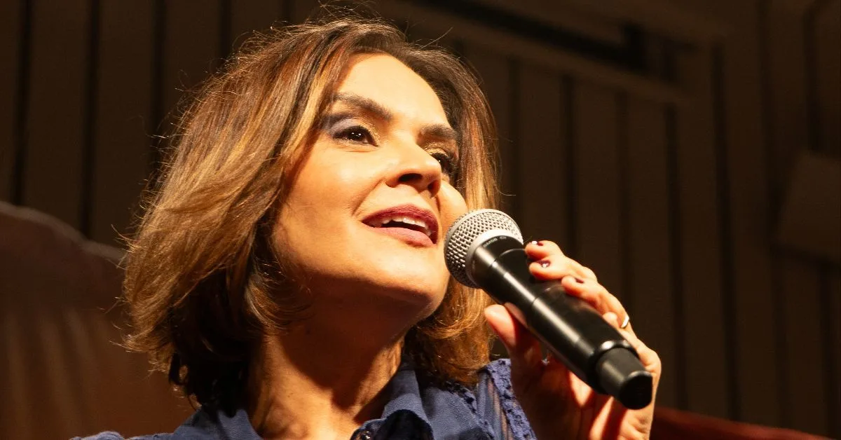 Ela é goiana e aproveitou os shows para apresentar músicas regionais, do Brasil Central, além de clássicos da Música Popular Brasileira