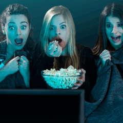 Confira dicas de filmes de terror imperdíveis para assistir nesta Sexta-feira 13, com clássicos da franquia Friday the 13th e lançamentos atuais, incluindo produções da Netflix e dos cinemas. Entre no clima do suspense e prepare a pipoca!

