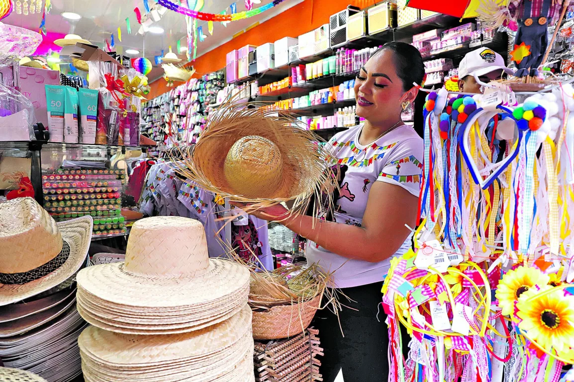 Belém, Pará, Brasil, CIDADES. Mayra Silva.  COMÉRCIO NO CLIMA DE VENDAS DE PRODUTOS JUNINOS. 06-06-2025 Foto: Wagner Almeida / Diário do Pará.
