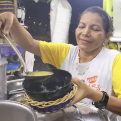Ivanete Pantoja mantém um ponto de venda de comidas típicas Foto: Mauro Ângelo 