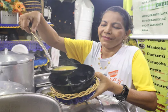 Ivanete Pantoja mantém um ponto de venda de comidas típicas Foto: Mauro Ângelo 