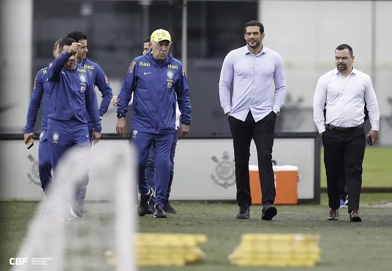 Nesta quinta-feira (5), às 20h (de Brasília), o Brasil enfrenta o Equador pela 15ª rodada das Eliminatórias da Copa do Mundo de 2026. Nesta quinta-feira (5), às 20h (de Brasília), o Brasil enfrenta o Equador pela 15ª rodada das Eliminatórias da Copa do Mundo de 2026.