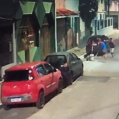 Na madrugada deste domingo, um jornaleiro foi brutalmente atacado por um homem armado com uma faca.