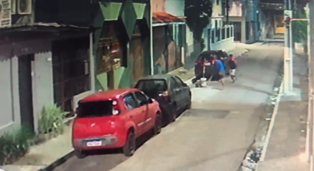 Na madrugada deste domingo, um jornaleiro foi brutalmente atacado por um homem armado com uma faca.
