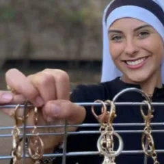 A jovem freira ortodoxa Irmã Eva, de 21 anos, tem chamado atenção nas redes sociais não apenas por sua fé, mas também por sua beleza