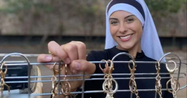 A jovem freira ortodoxa Irmã Eva, de 21 anos, tem chamado atenção nas redes sociais não apenas por sua fé, mas também por sua beleza